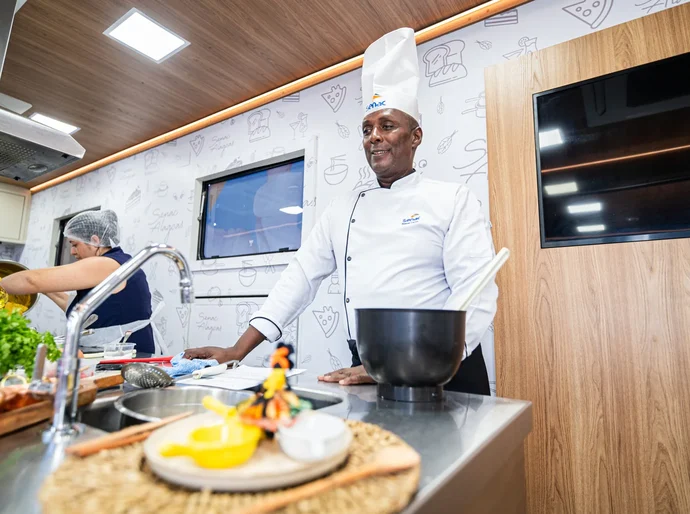 Parceria com o Sistema Fecomércio Sesc-Senac amplia acesso à saúde e gastronomia na Feira dos Municípios