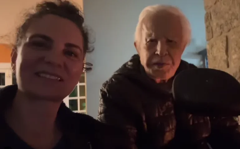 Viúva de Cid Moreira relembra últimos  momentos com o apresentador: 'Passei a noite de mãozinha dada com ele'