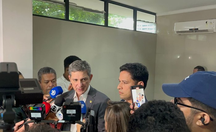 Relator Rogério Carvalho e o senador Rodrigo Cunha falam com a imprensa durante visita da CPI a Maceió