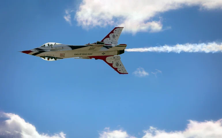 Caça F-16 da Força Aérea cai no deserto da Califórnia; piloto sobrevive