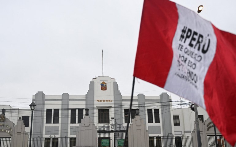 Congresso peruano impopular avalia antecipação de eleições