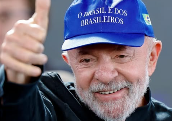 Em evento oficial, Lula usa boné 'Brasil é dos brasileiros' e ataca Bolsonaro e filho