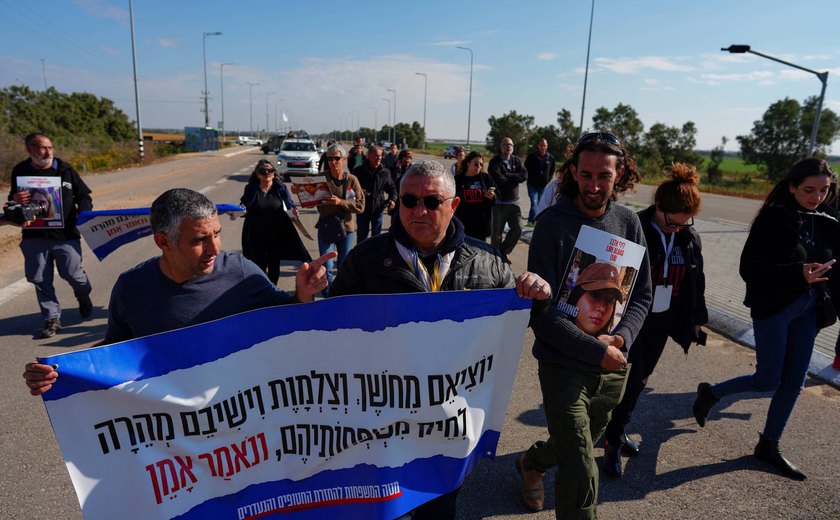 Familiares de reféns bloqueiam passagem de entrada humanitária em Gaza em protesto por não libertação