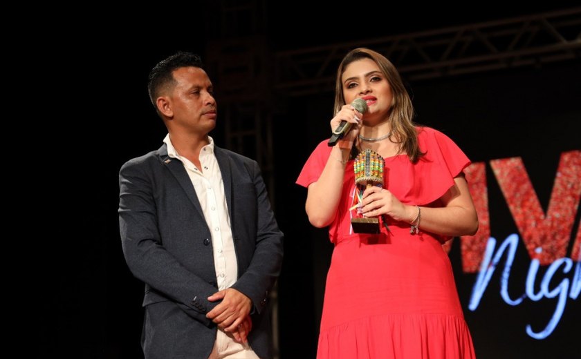 Coordenadora do Gabinete da Mulher recebe homenagem do Grupo Gay de Maceió