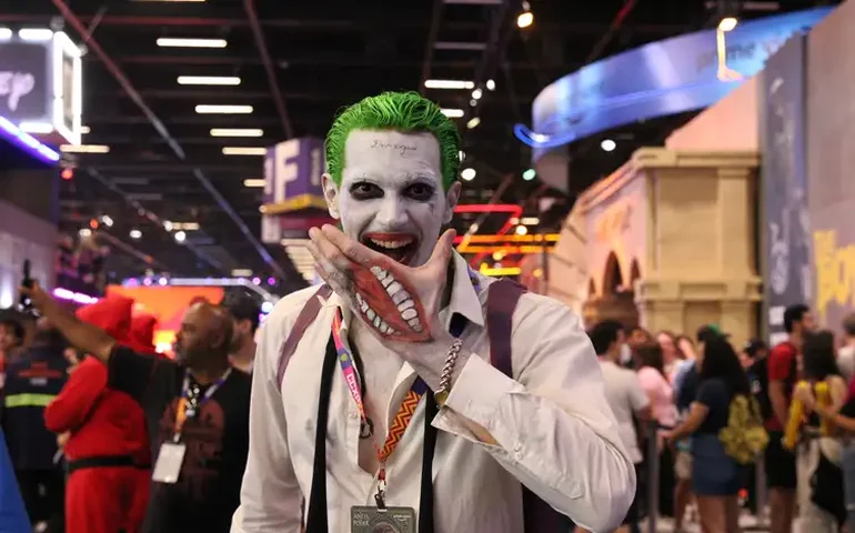 CCXP tem fila de 1 hora por button, casamento cosplayer e bebê geek