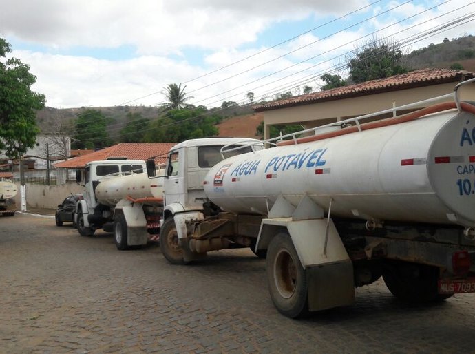 Governador envia dez carros-pipa para suprir a falta de água em Belém