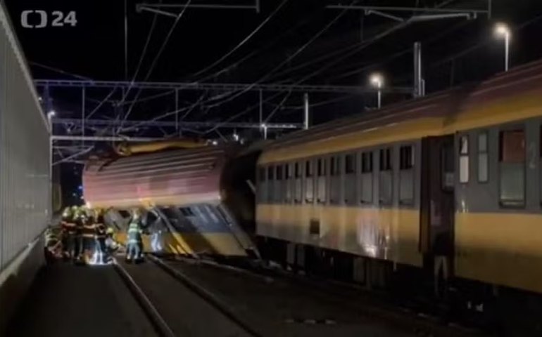 Colisão de trens deixa quatro mortos na República Tcheca; vídeo