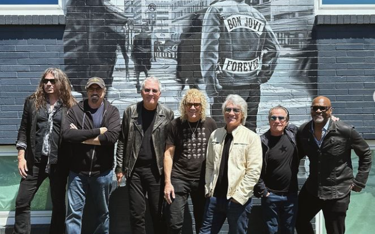 Gravadora do Bon Jovi é acusada de vender autógrafos falsos; entenda