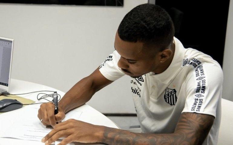 Destaque do time do Santos, Lucas Pires renova contrato por mais quatro anos