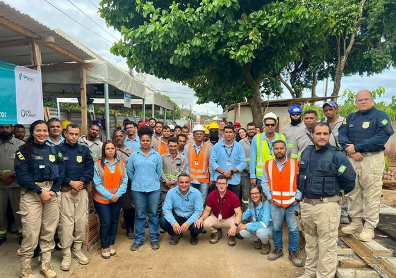 PRF ministra o Diálogo Diário de Segurança (DDS) em uma obra, em Maceió