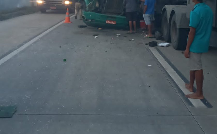 Três carretas e um carro de passeio se envolvem em acidente