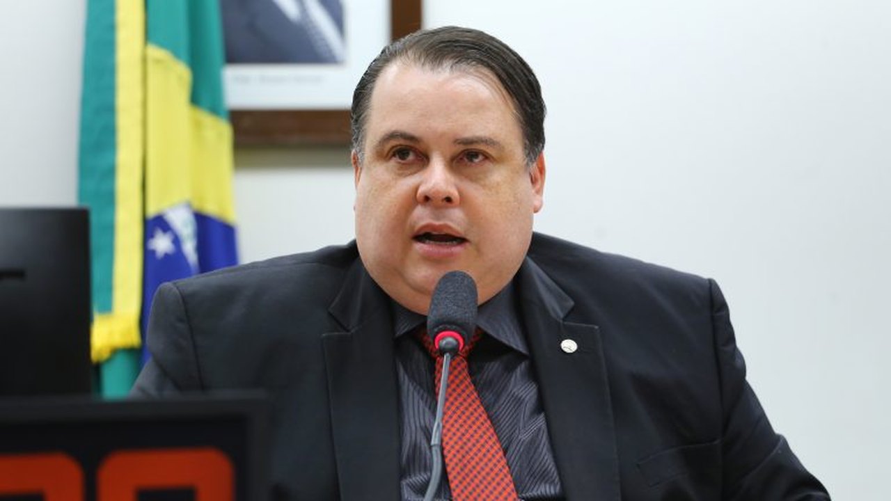 Projeto proíbe cirurgia de mudança de sexo em menores de 21 anos