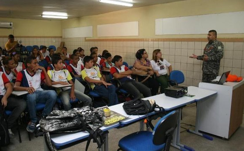 Força Nacional faz palestra sobre drogas para alunos de escola do Cepa