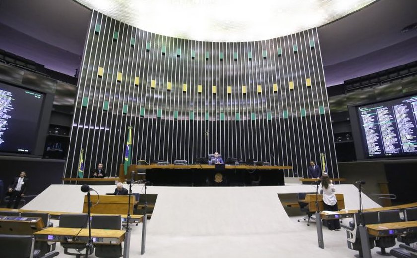 Câmara analisa projeto que regulamenta datas para realização de concursos e vestibulares; acompanhe