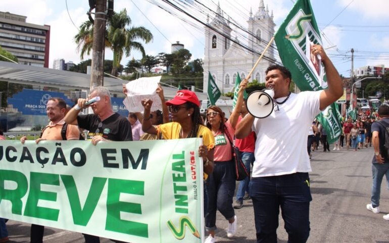 Professores decidem, em assembleia, manter greve considerada ilegal pela Justiça