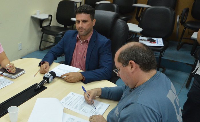 Delegado Mario Jorge Barros e secretário adjunto da SSP, Manoel Acácio (Foto: Bruno Fernandes)