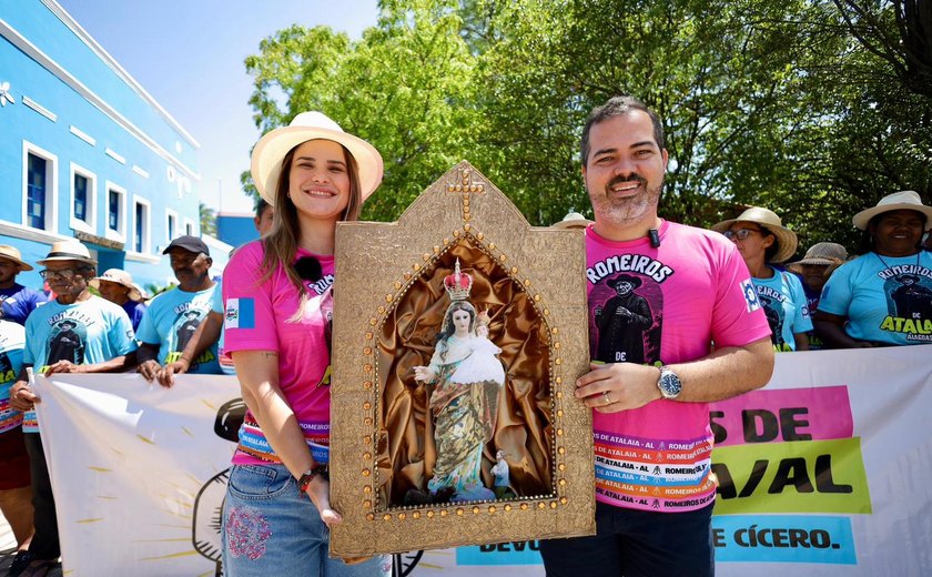 Prefeita Ceci participa da subida ao Horto do Padre Cícero com romeiros de Atalaia