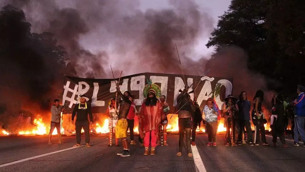 Indígenas fazem novo protesto contra aprovação do marco temporal pela Câmara