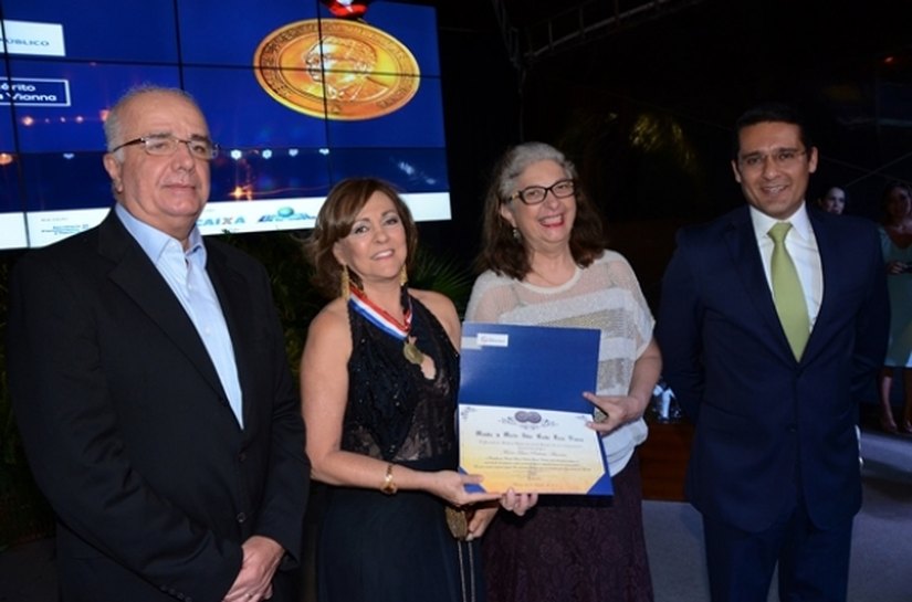 Servidora do Lacen recebe Medalha Sílvio Vianna