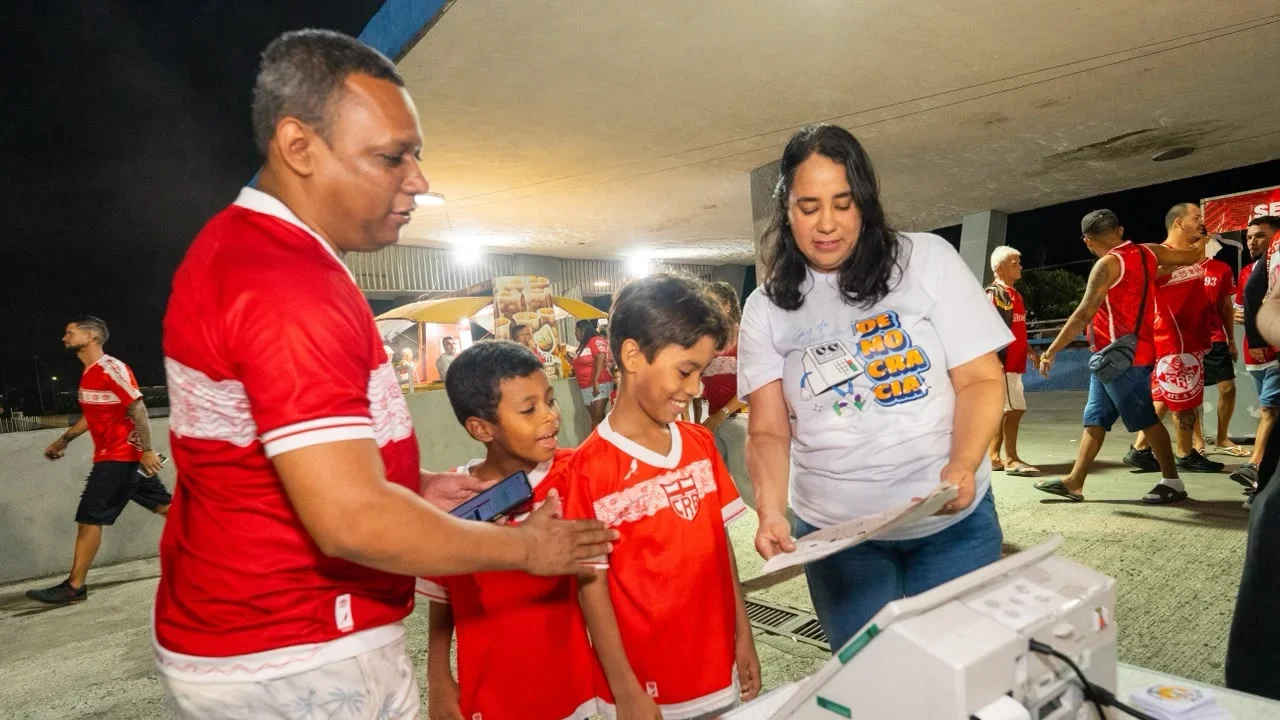 TRE/AL leva “Rolê da Pilili” ao estádio Rei Pelé e orienta torcedores para as Eleições 2026