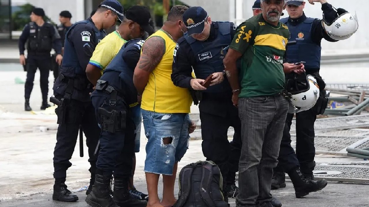 Presos por atos golpistas só podem receber visita com autorização de Moraes