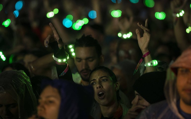 Pulseiras de LED da Grande Rio são destaque no Carnaval e fazem sucesso com fãs: 'Nosso Coldplay'