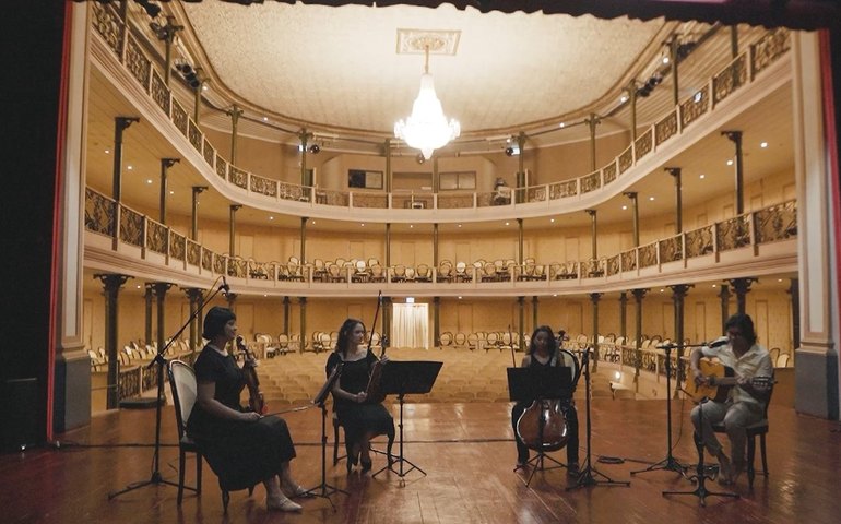 Rodrigo Avelino nos convida para o seu “Tempo de Ser Feliz” em 7º vídeo do Teatro Deodoro é o Maior Barato Edição Especial