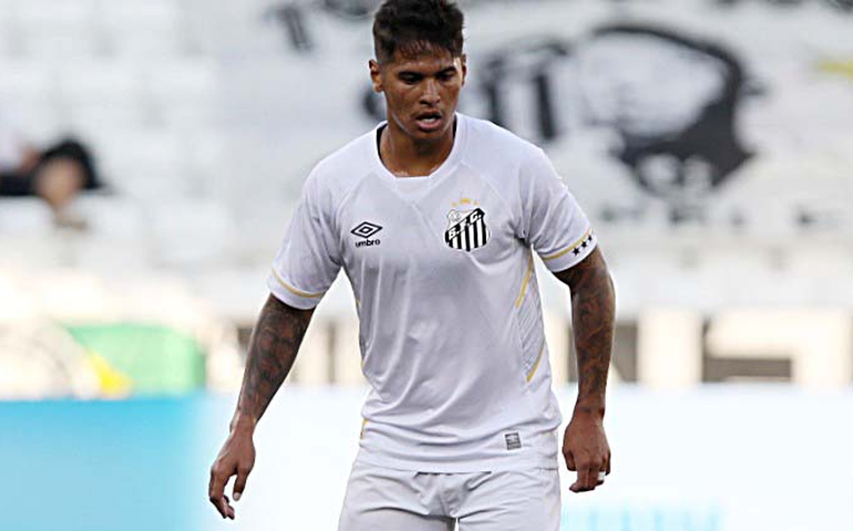 Santos continua a limpa no elenco e anuncia rescisão com lateral Cadu
