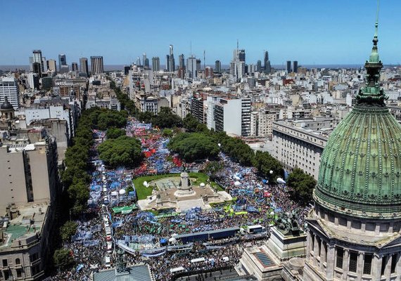 Greve convocada pela oposição reúne multidão contra reformas de Milei