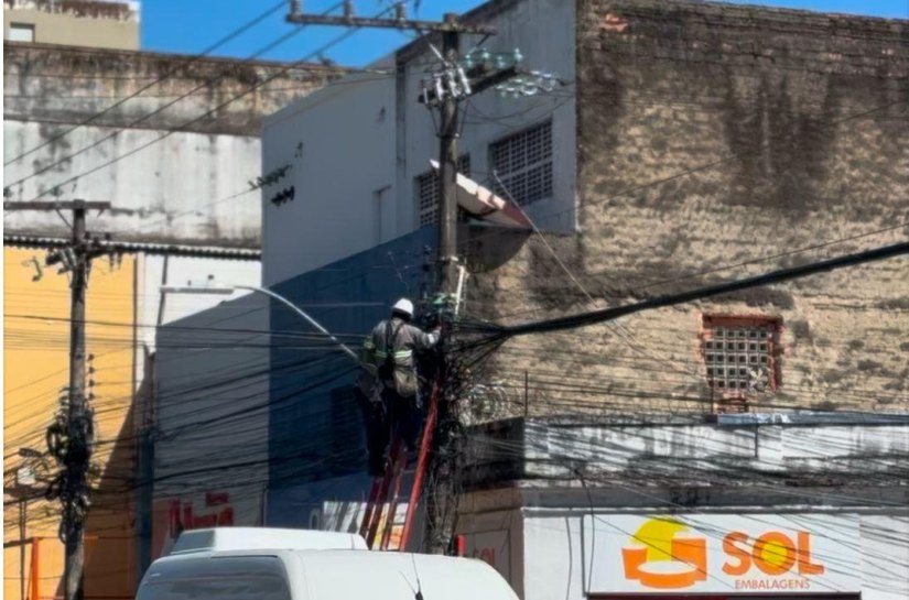 Ilumina retira cabeamento inativo em postes do Centro de Maceió