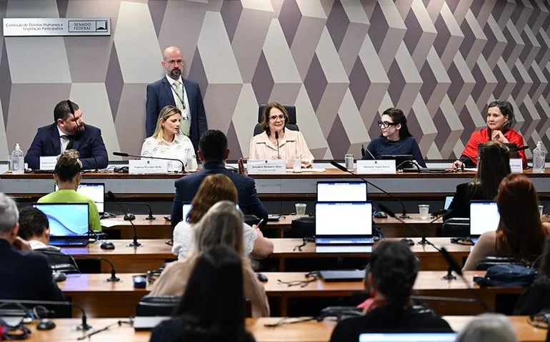 Debatedores pedem identificação precoce e ações pedagógicas para superdotados