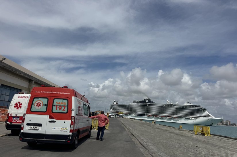 Samu atende idoso a bordo de navio atracado no Porto de Maceió
