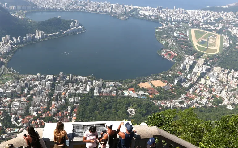 Praça Itália, no Centro, ganha novo visual após remodelação bancada por consulado daquele país, que custou mais de R$ 1 milhão