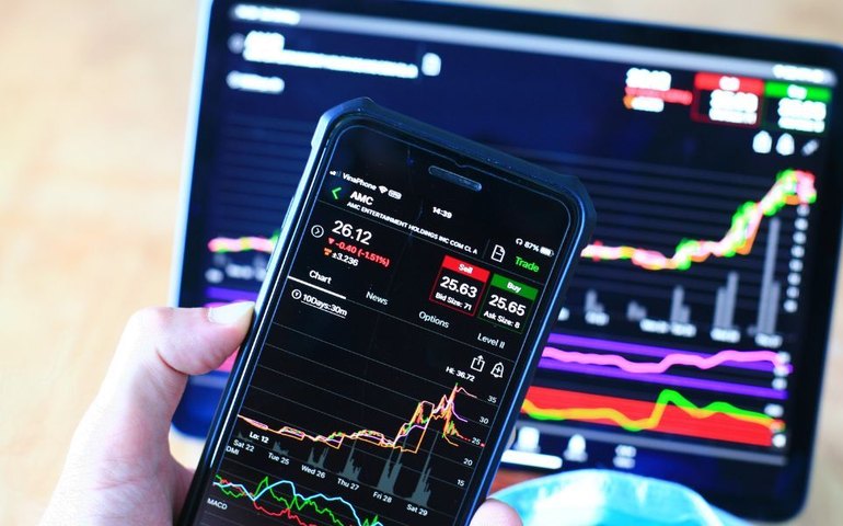 Ibovespa opera em queda puxado por Vale, em ambiente ainda de cautela com cenário fiscal