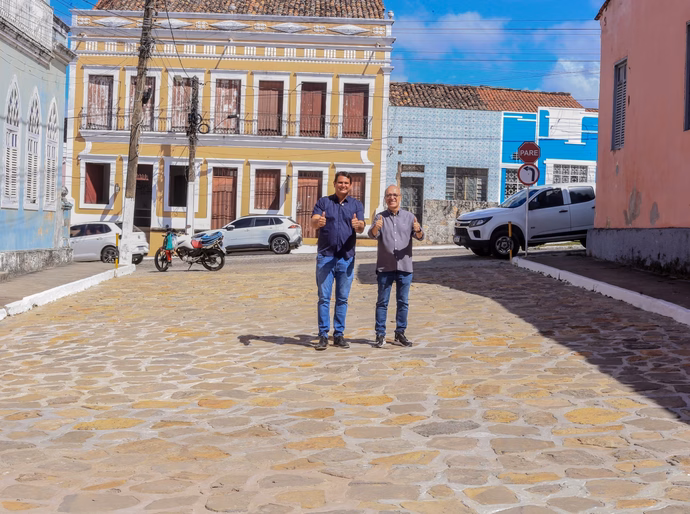 Prefeitura de Penedo reabre ao tráfego rua bicentenária pavimentada com rocha