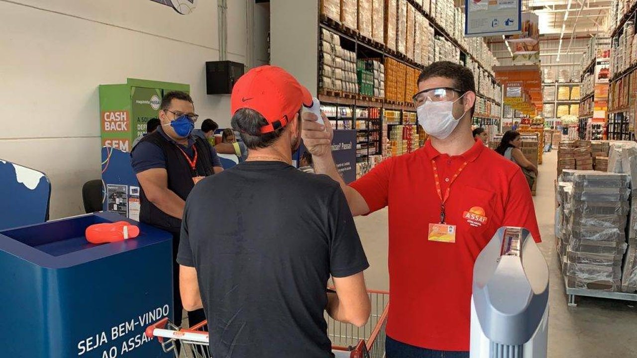 Estabelecimentos começam a cumprir decreto e disponibilizam máscaras para colaboradores
