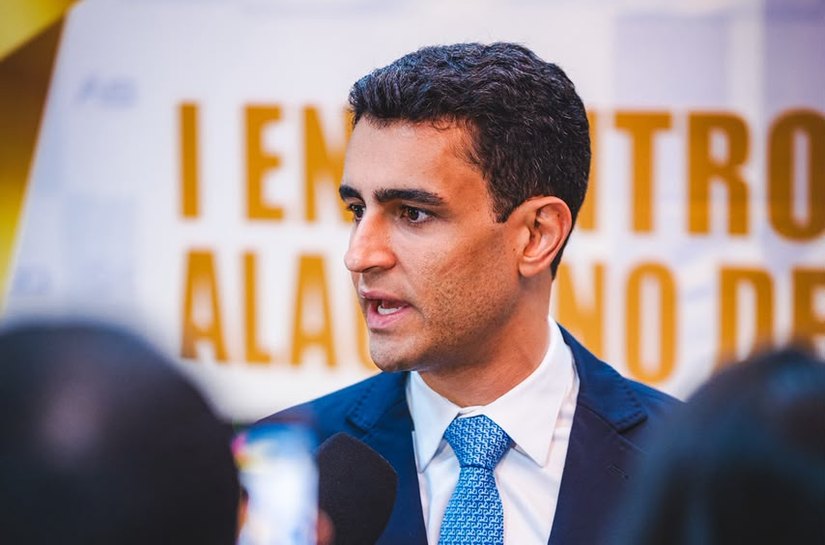 JHC cobra explicações de Paulo Dantas após permanência de filho de secretário investigado pela PF em cargo no Governo de Alagoas