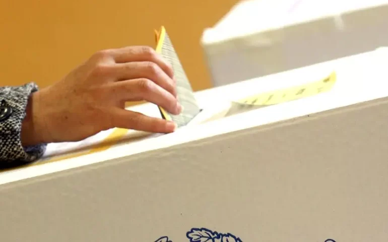 2º turno de eleições municipais na Itália começa com baixa afluência