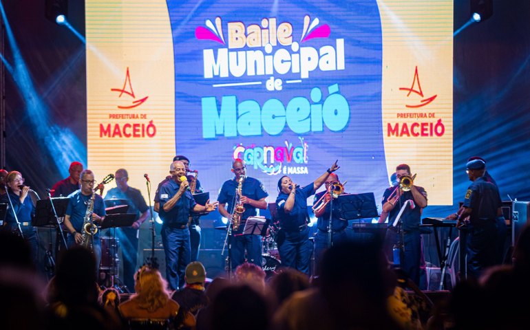 Baile Municipal resgata tradição e anima foliões na Praça Dois Leões