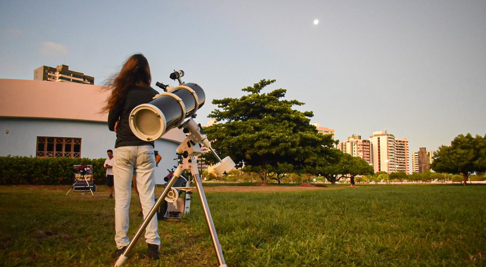 CCTECA disponibiliza telescópios para observação da lua e planetas em Aracaju neste sábado
