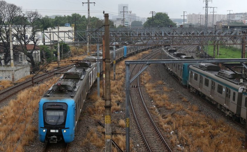 Supervia aumenta vigilância para coibir chamados 'carrapatos do trem'