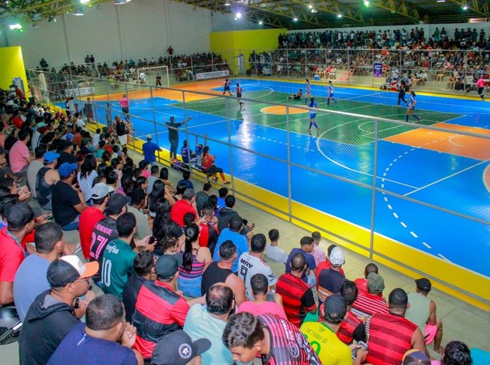 Público lota ginásio e vibra com as decisões dos campeonatos de futsal em Penedo