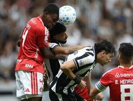 Botafogo enfrenta Internacional em confronto direto para evitar rebaixamento