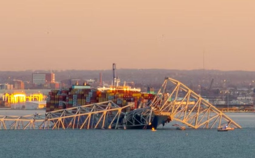 Começam operações de remoção dos escombros de ponte derrubada por navio cargueiro, nos EUA