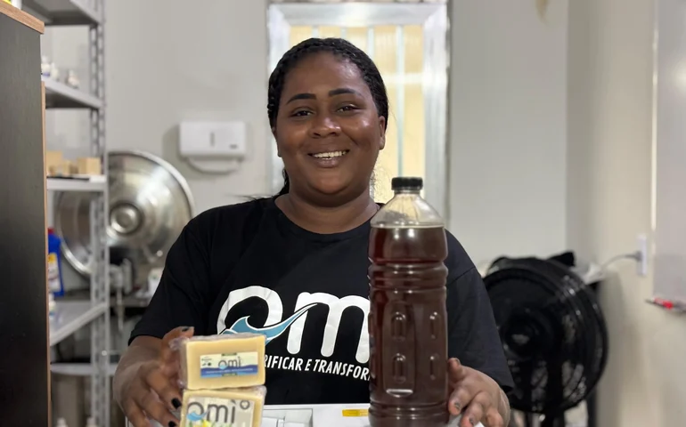 Mães da Mangueira transformam óleo usado em renda, cuidado e exemplo para os filhos