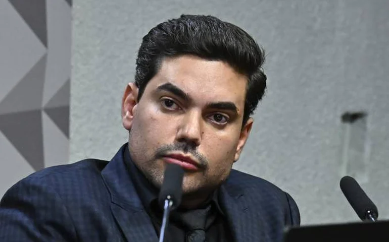 Ex-presidente de associação suspeita de fraude no INSS se cala na CPMI