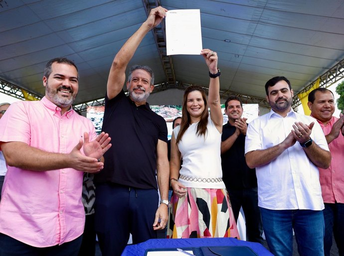 Prefeita Ceci assina ordem de serviço para pavimentação no Povoado Ouricuri e emociona moradores com anúncio histórico
