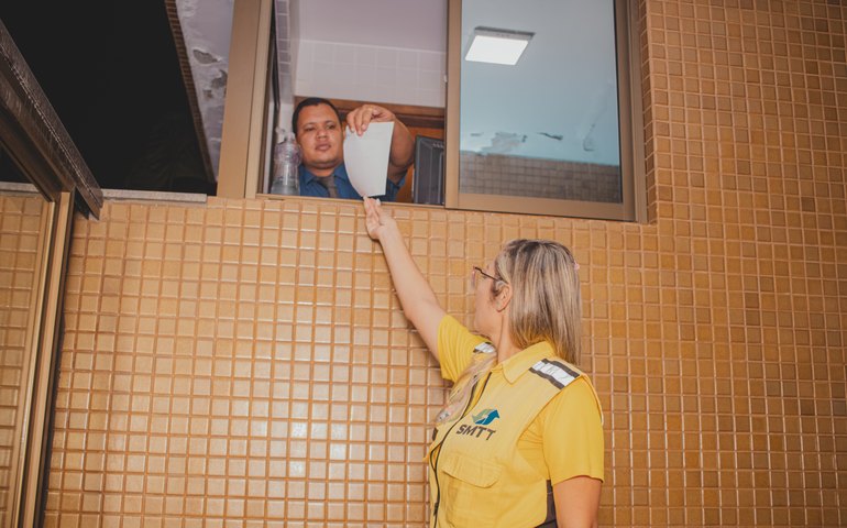 Ação educativa orienta moradores sobre proibição de estacionamento em vias da Ponta Verde e Jatiúca