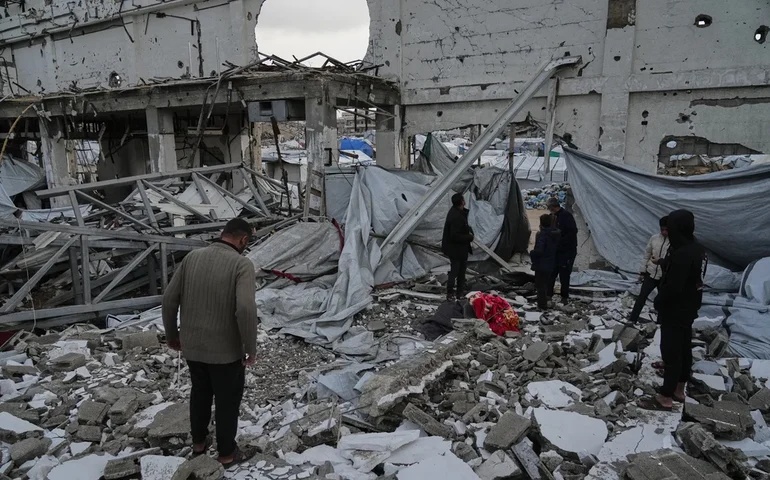 Ventos uivantes derrubam muros sobre acampamentos de tendas em Gaza, matando 4 pessoas.