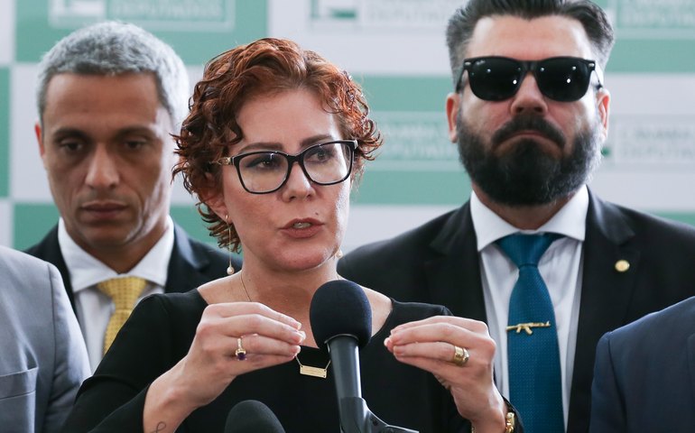 Moraes anula decisão da Câmara e decreta perda de mandato de Carla Zambelli
